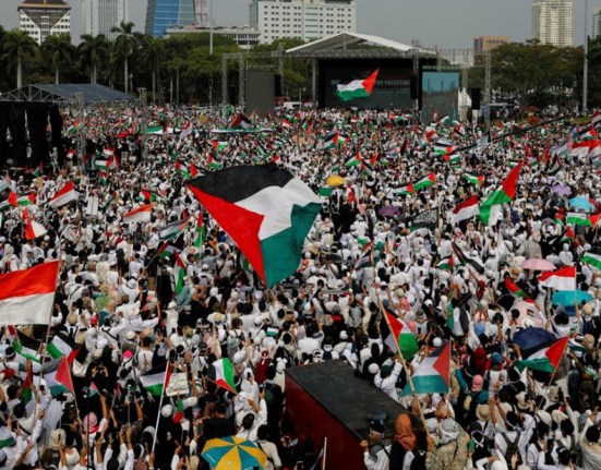 Aksi bela Palestina di Monas (Foto: REUTERS/Willy Kurniawan)