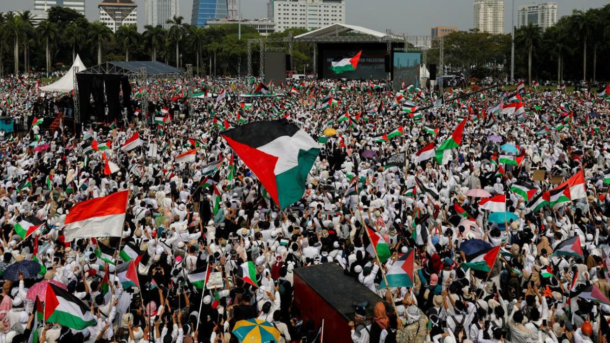 Aksi bela Palestina di Monas (Foto: REUTERS/Willy Kurniawan)